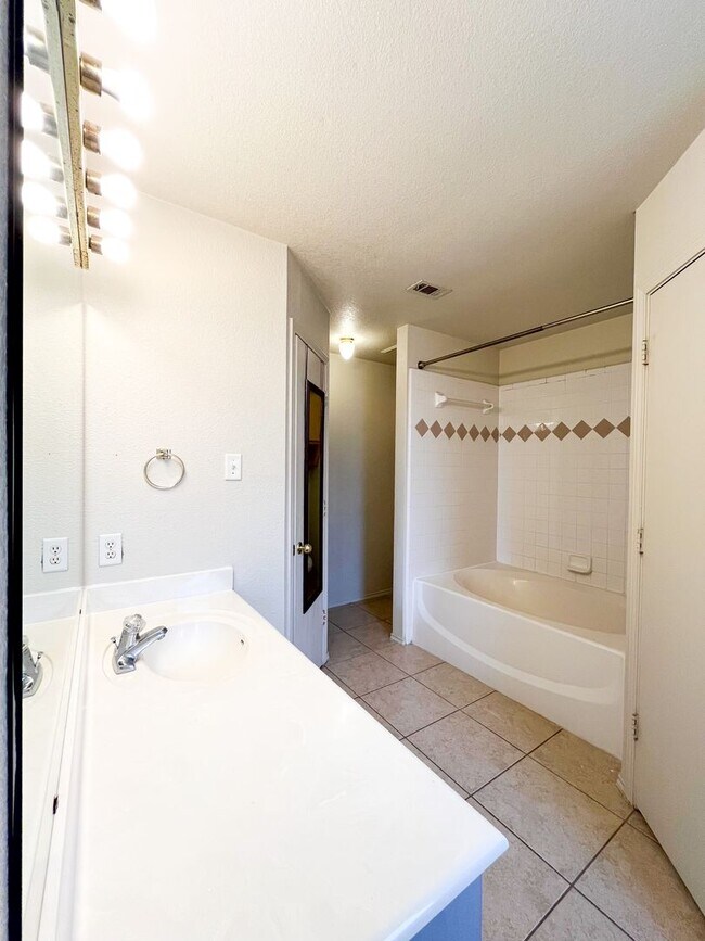 Building Photo - Available NOW!!!! Gorgeous 4 bedroom, 2 ba...