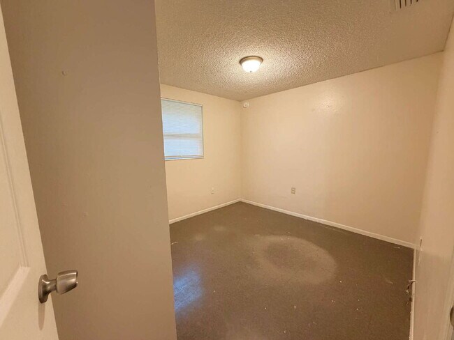 Building Photo - "Charming 3-Bedroom Gem in Land O' Lakes – Your Cozy Retreat Awaits!"