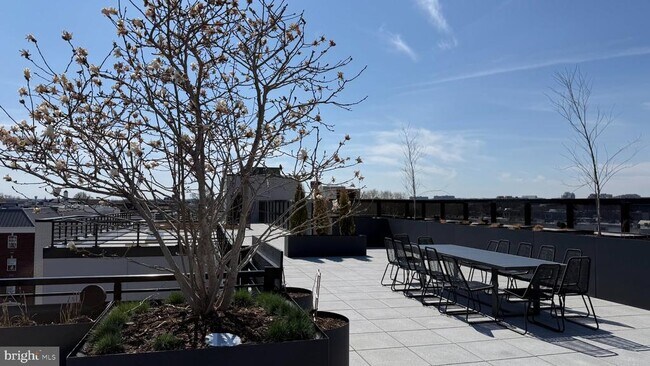 Building Photo - 811 N Columbus St