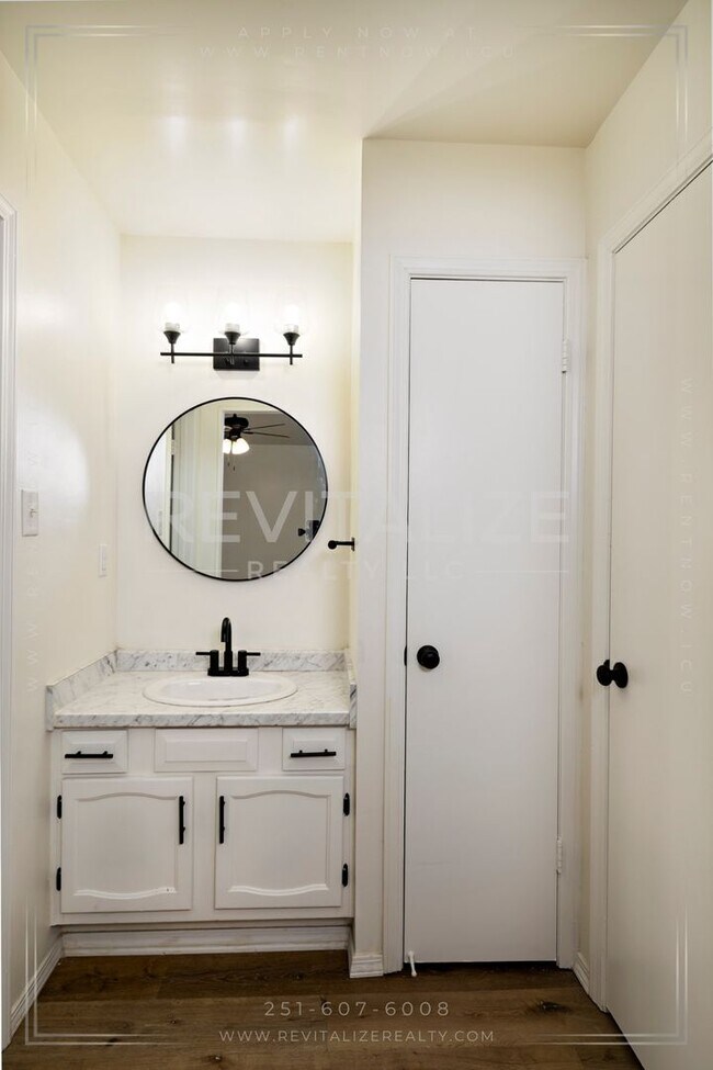 Building Photo - Beautifully Updated 3BR / 2BA in West Mobile with Private Courtyard