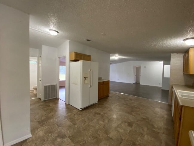 Building Photo - 3 Bedroom home on 1 Acre in Jennings