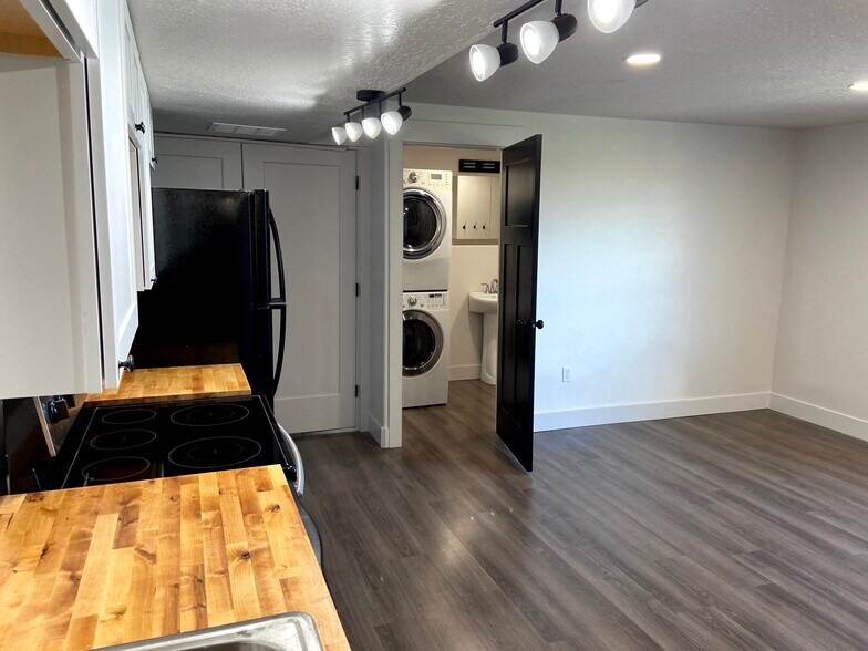 Building Photo - 4941 E Silver Ridge Rd