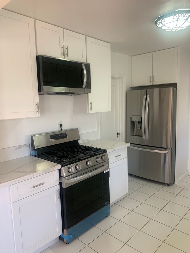 Building Photo - Fully gated Charming craftsman Two bedroom...