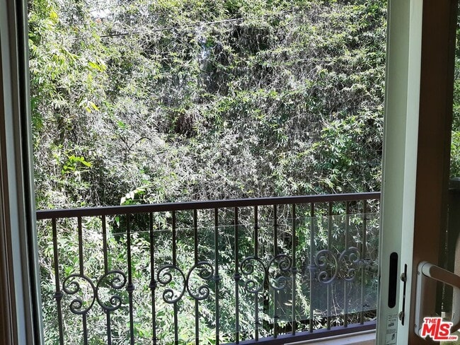 Building Photo - 10390 La Grange Ave