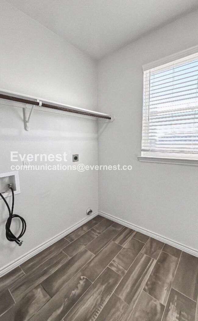 Building Photo - Limited Time Special Offer / 4 Bed, 3 Bath Home with Garage / Pet-Friendly / Vouchers Accepted / ...