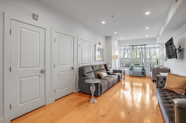 Building Photo - 816 Kennedy St NW