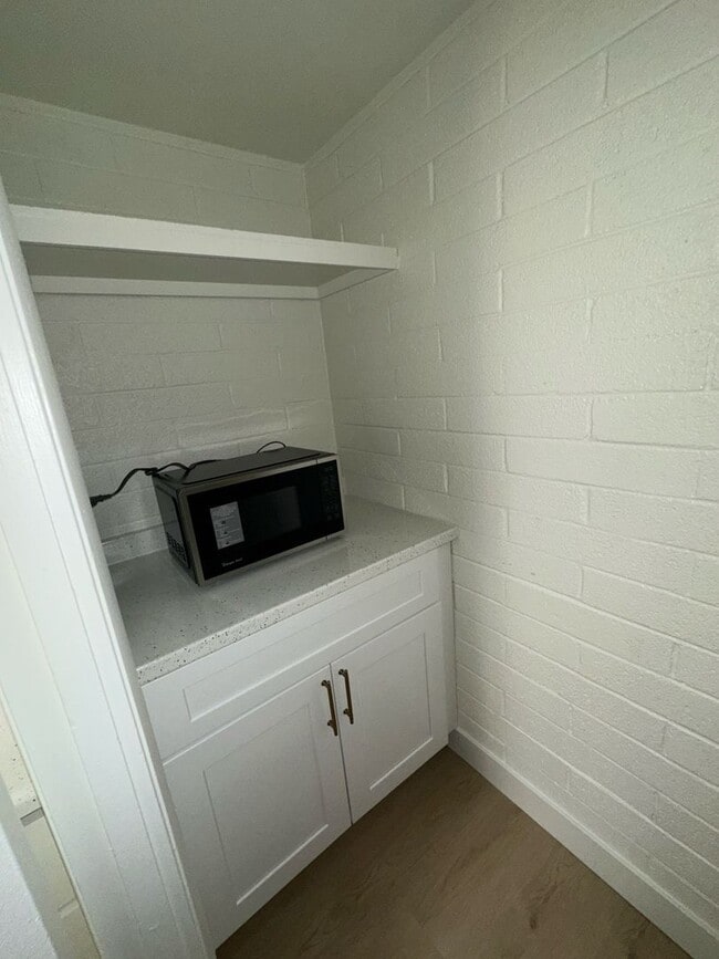 Building Photo - FABULOUSLY REMODELED SCOTTSDALE CONDO