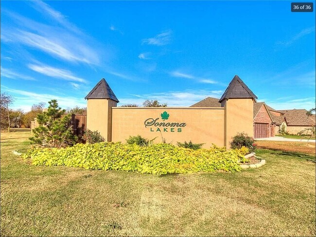 Building Photo - 2605 NE 14th St