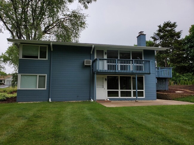 Building Photo - 413 Riverview Dr