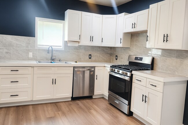 Building Photo - 1422 E 65th St