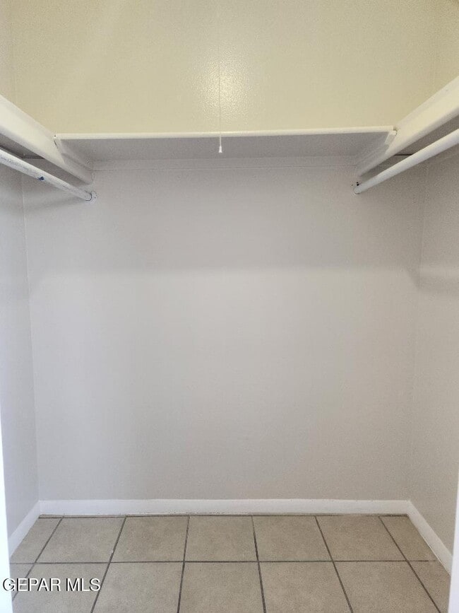 Building Photo - 2912 E Glen Dr