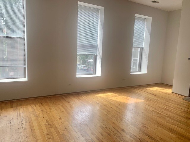 Building Photo - 3055 N Sheffield Ave