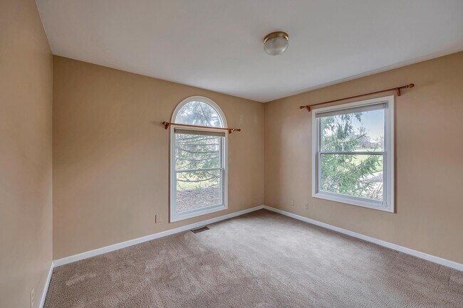 Building Photo - 1658 Grandview Dr