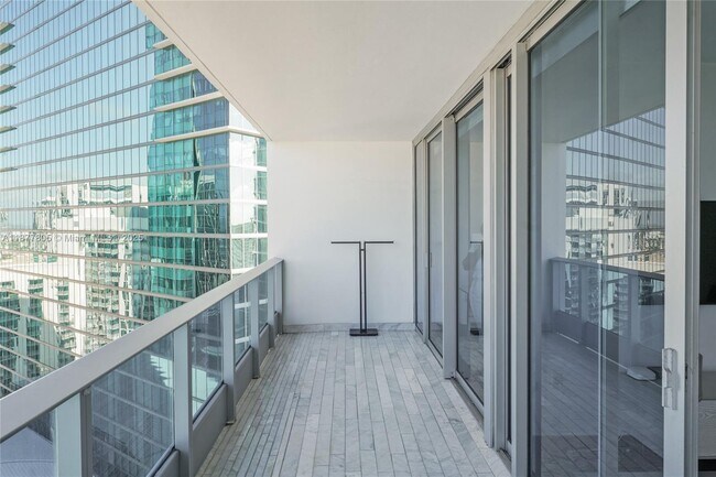 Building Photo - 200 Biscayne Blvd Way