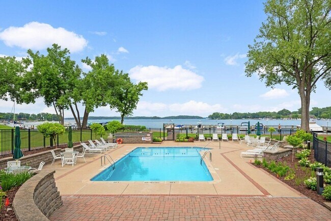 Building Photo - Spacious Main-Level Living in the Heart of Excelsior
