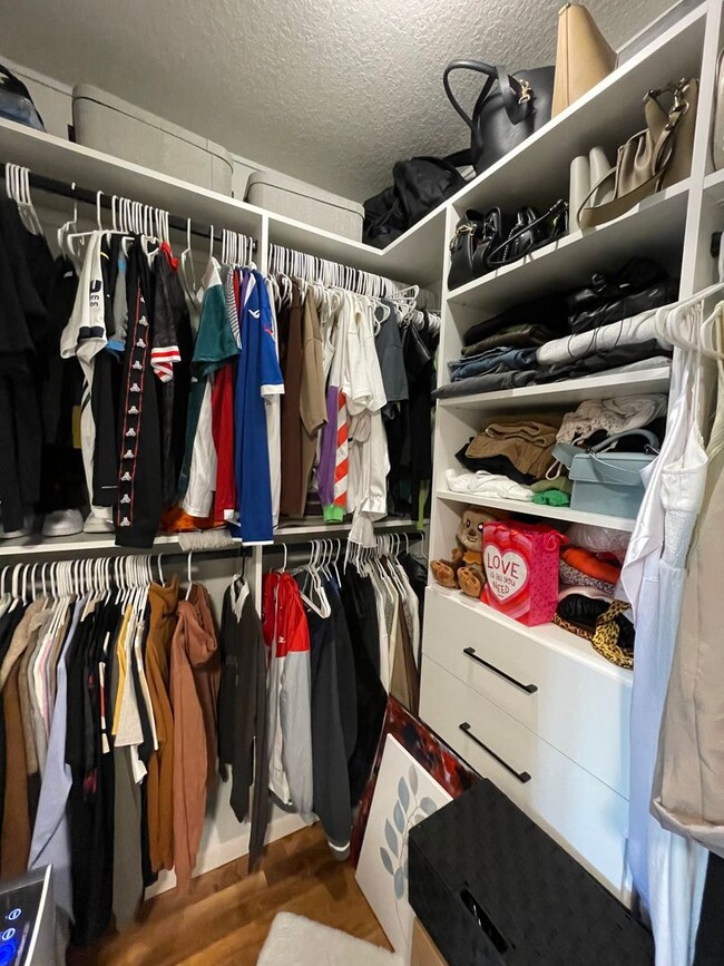 Building Photo - 6th Floor 1 bedroom overlooking Downtown O...