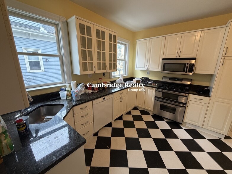 Building Photo - 71 Putnam Ave