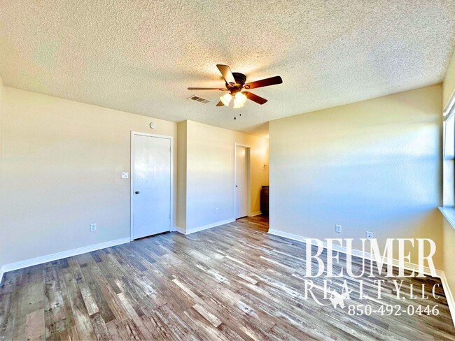 Building Photo - Townhome located minutes from beaches and NAS