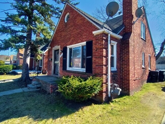 Building Photo - 3 bedroom 1 bath bungalow now available! -...