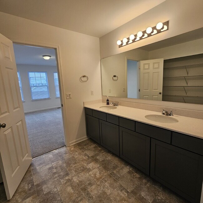 Building Photo - 4 bedroom, 3 full bathrooms, 2 car garage ...