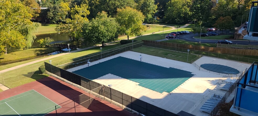 Building Photo - 10401 Grosvenor Pl