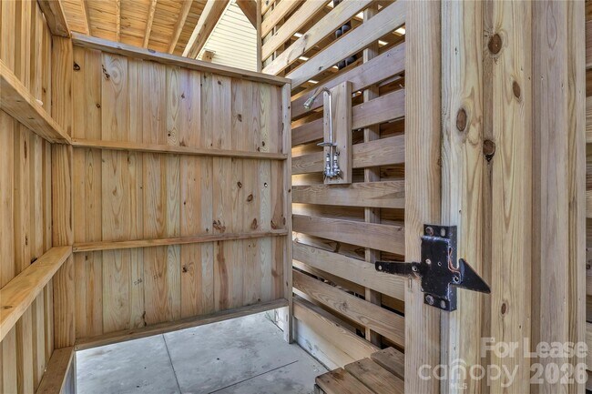 Building Photo - 1708 W Dolphin Dr