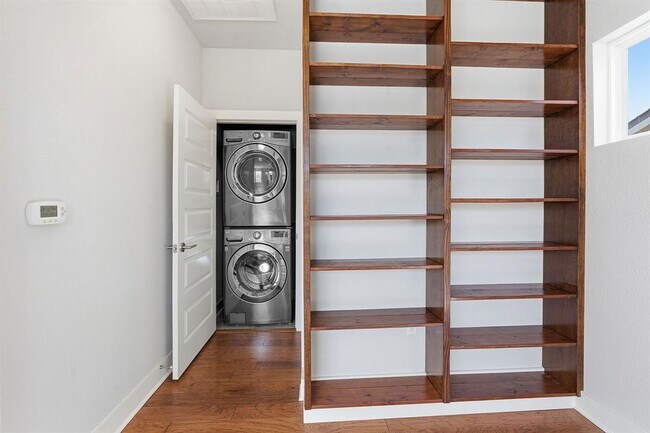 Building Photo - 1912 Dinsdale Ln