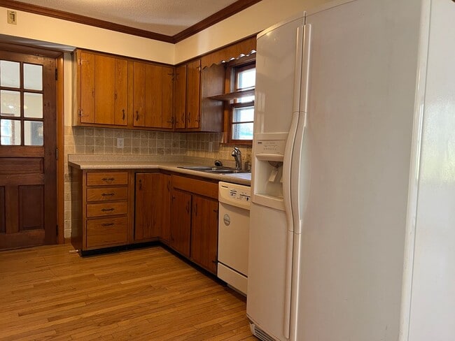 Building Photo - 3 Bedroom / 1 bathroom single family house