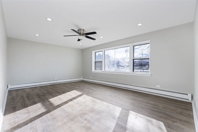 Building Photo - 3 br, 1 bath Triplex - 5358 South Narragan...