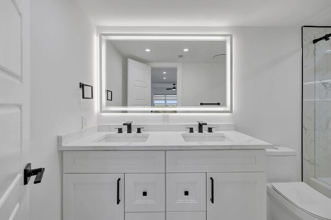 Building Photo - 3050 N Palm Aire Dr
