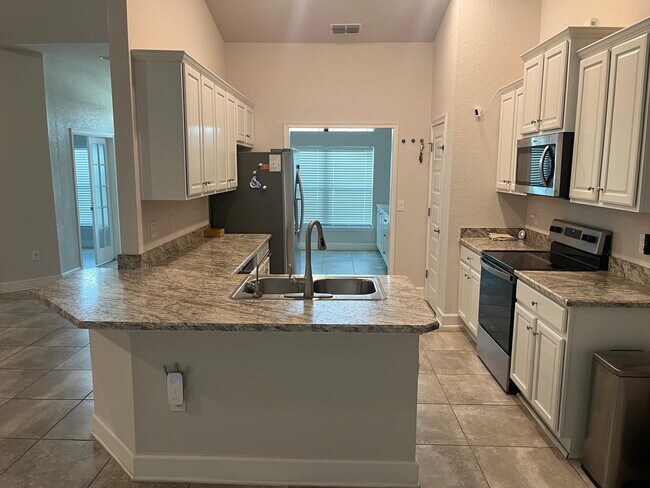 Building Photo - "Spacious 4-Bedroom Home in Mulberry's Heritage Park - 2 Full Baths & 2,211 Sq. Ft. of Comfort!"