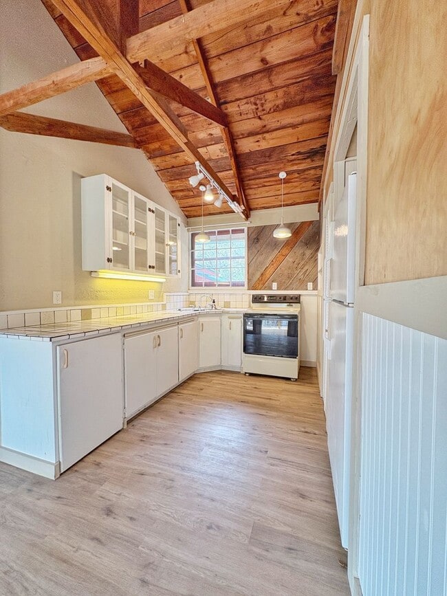 Building Photo - Charming Two-Bedroom, One-Bath