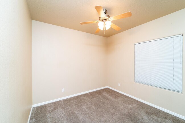 Building Photo - 184 S Valley View Dr
