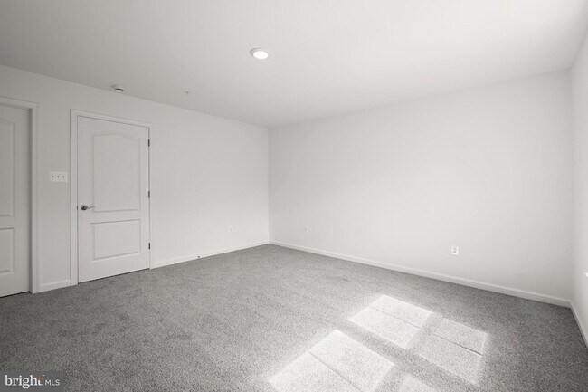 Building Photo - 643 Eastland Row