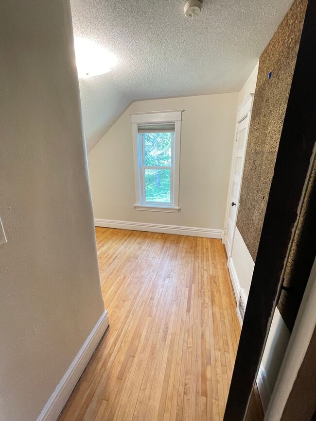 Building Photo - AVAILABLE JULY- 3 Bedroom, 1.5 Bath Home!
