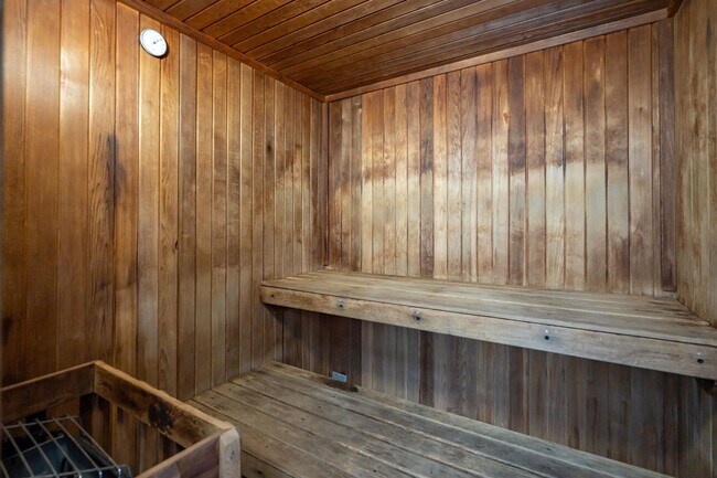 Building Photo - 332 Village Dr