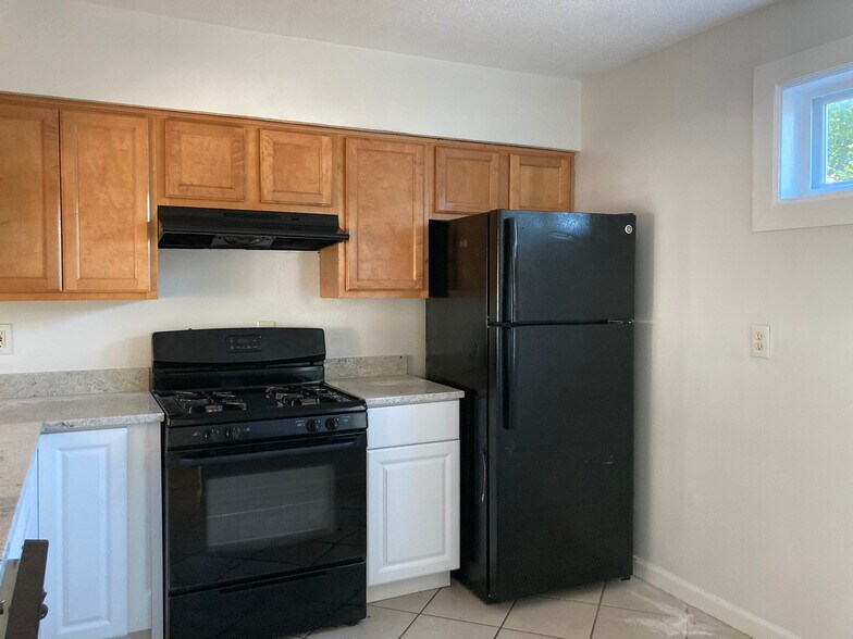 Kitchen - 2022 Oak Park Ln