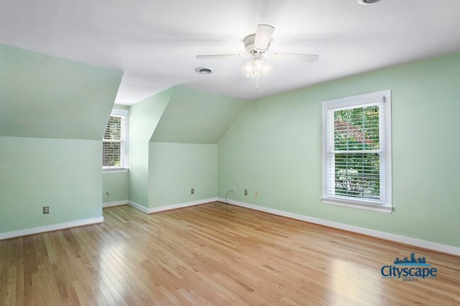 Building Photo - WONDERFUL WOODLAKE HOME WITH 1ST FLOOR BED...