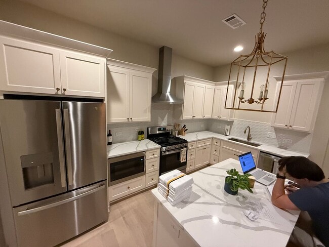 Building Photo - 3 Bed 3 Bath Flat