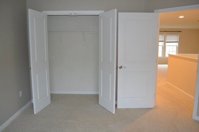 Building Photo - 8 Spicebush Ct