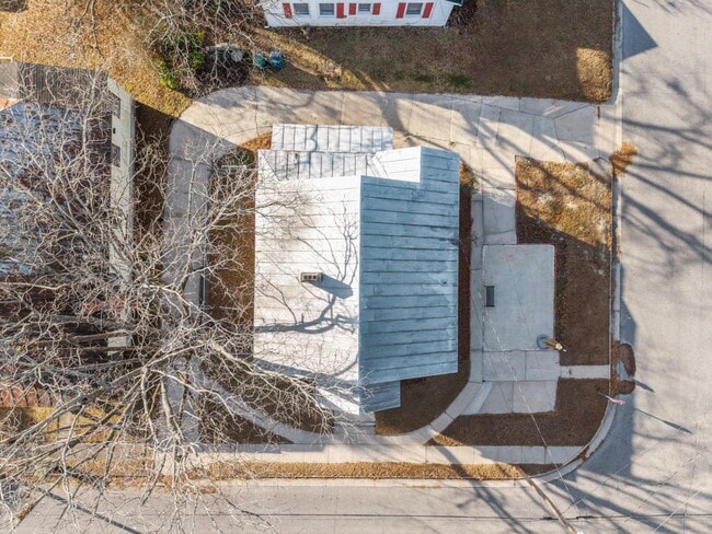 Building Photo - 503 E 5th St