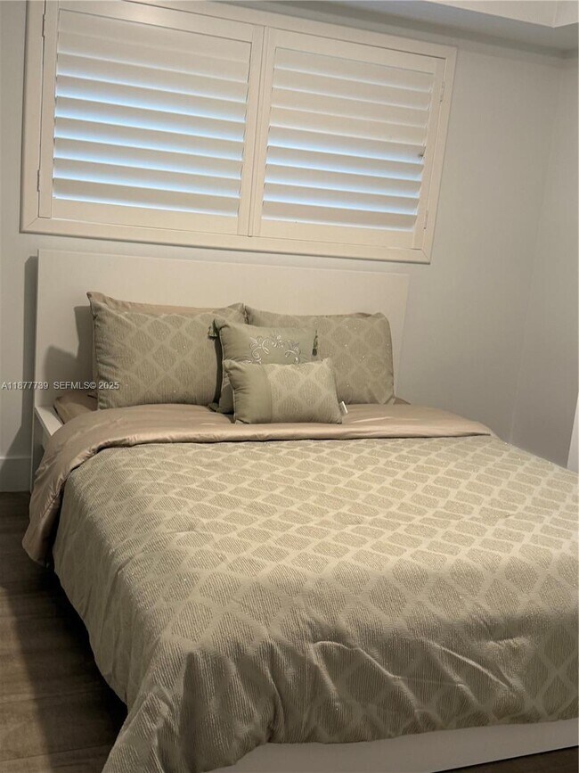 Building Photo - 3231 Salzedo St