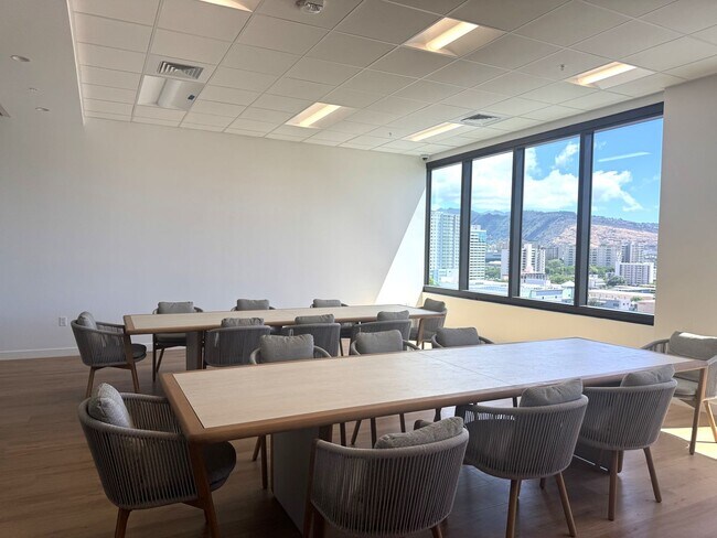 Building Photo - The Park On Keeaumoku - One bedroom, one bath, one parking in the Rycroft Tower
