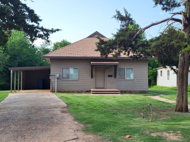 Building Photo - 2 bedroom 1 bathroom house in Downtown Edmond with central heat and air and washer/dryer hookup