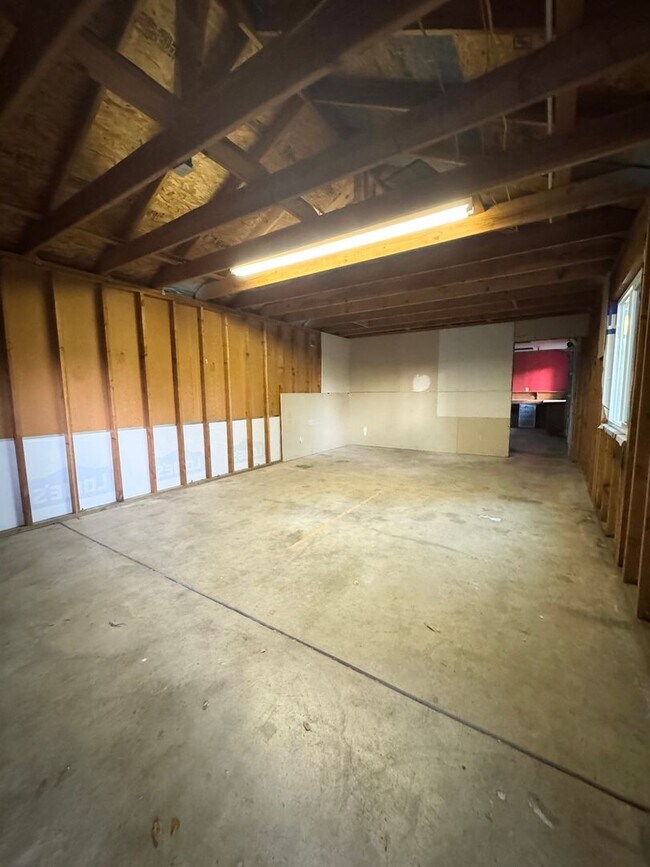 Building Photo - Spacious Country Home w/ HUGE SHOP!