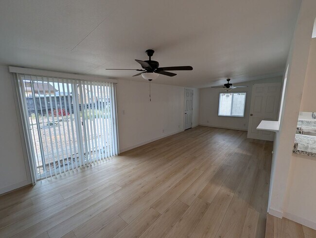 Building Photo - Newly Renovated 4 Bedroom 2 Bath Home In Great Peoria Location