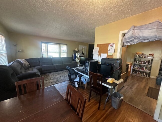 Building Photo - Charming 3 Bedroom Home in Heart if Maplew...