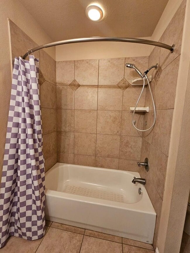 Building Photo - 607 NE Ave E Pl