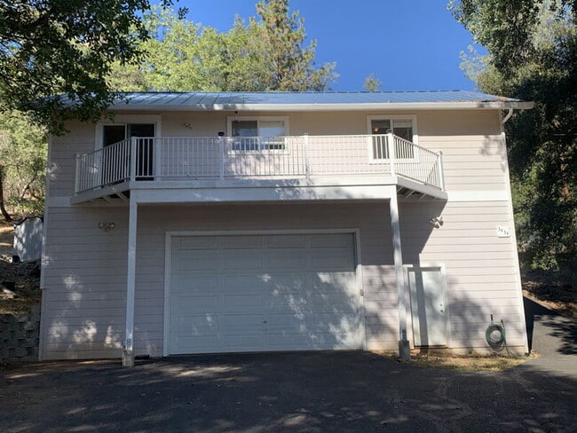 Building Photo - Spacious 2-bedroom home near Lyons Park; rent includes water