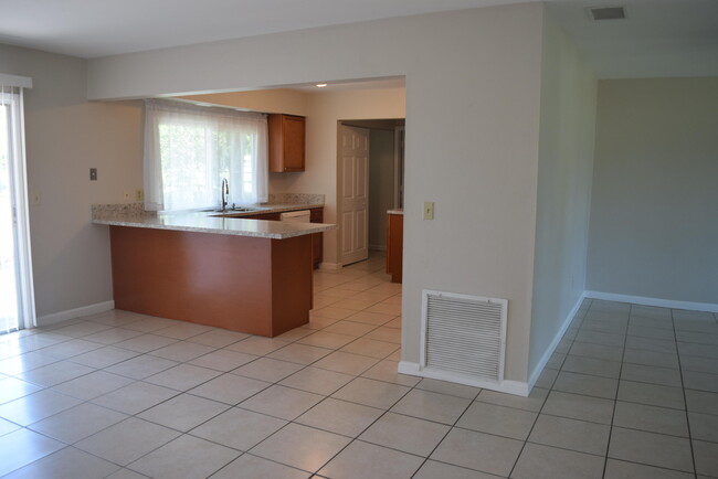 Building Photo - 248 SW Cherryhill Rd